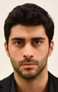 Фотография актёра Догукан Гюнгёр (Doğukan Güngör)