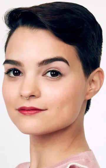 Фотография актёра Брианна Хилдебранд (Brianna Hildebrand)