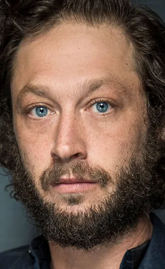 Фотография актёра Эбон Мосс-Бакрак (Ebon Moss-Bachrach)